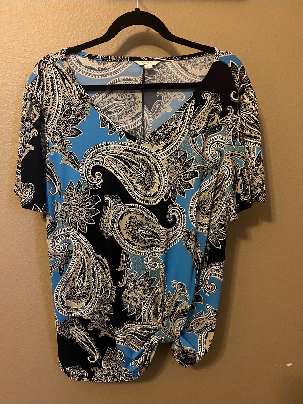 V-Neck Short Sleeve Paisley Top in Blue and Black